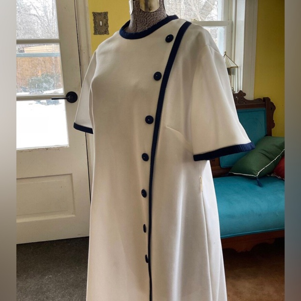🥰🥳SOLD🤩Vintage 1960
Leo-Danal Shift Dress, side faux button. 
US16